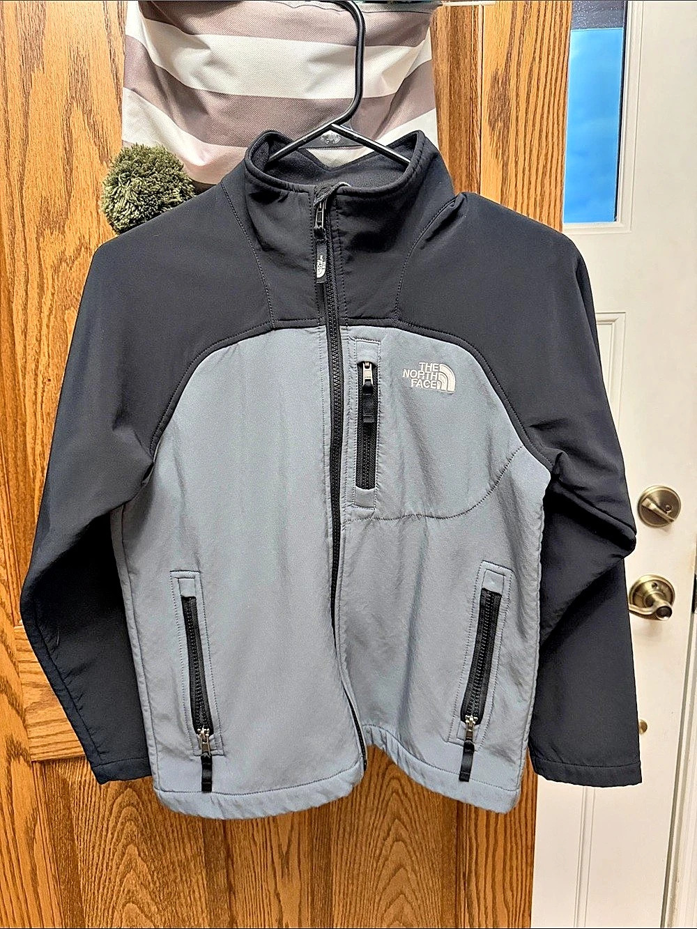 The North Face Boys' Apex Bionic Jacket Boys Medium Gray & Black